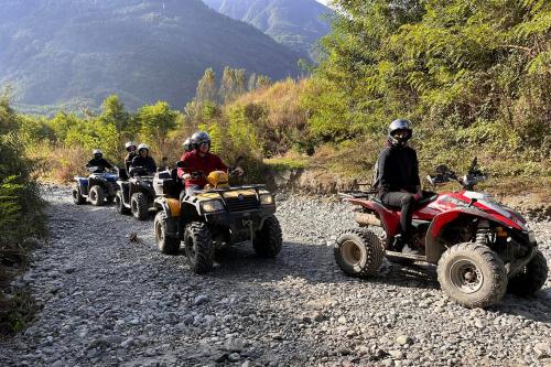 Un gruppo di persone di un'azienda sta facendo un tour panoramico in quad vicino Sondrio in Valtellina in Lombardia