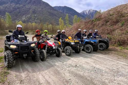 Un gruppo di persone di una azienda in sella a dei quad durante il tour panoramico nei dintorni di Sondrio in Valtellina in Lombardia