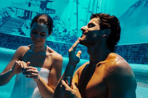 Un uomo e una donna durante il beauty care alle terme di Monticello in Lombardia vicino al Lago di Como