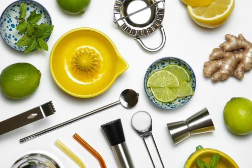 Ingredienti e accessori utilizzati durante l'attività di team building per la creazione di cocktail personalizzati a Milano in Lombardia