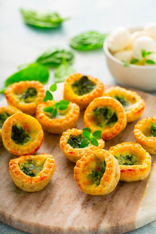 Mini quiches agli spinaci realizzate durante l'attività di team building a Milano in Lombardia