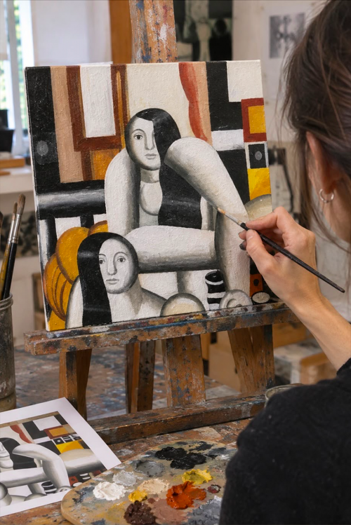 Una ragazza mentre realizza un quarto di dipinto durante un team building artistico a piu mani a Lecco sul Lago di Como in Lombardia