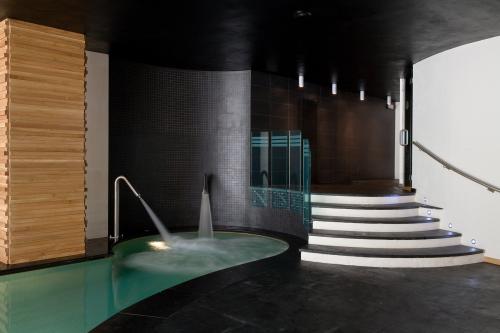 Getti d'acqua nella piscina della Spa a Pavia in Lombardia poco distante da Milano