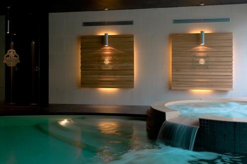 Particolare della piscina con idromassaggio dell'hotel 4 stelle di Pavia in Lombardia non lontano da Milano